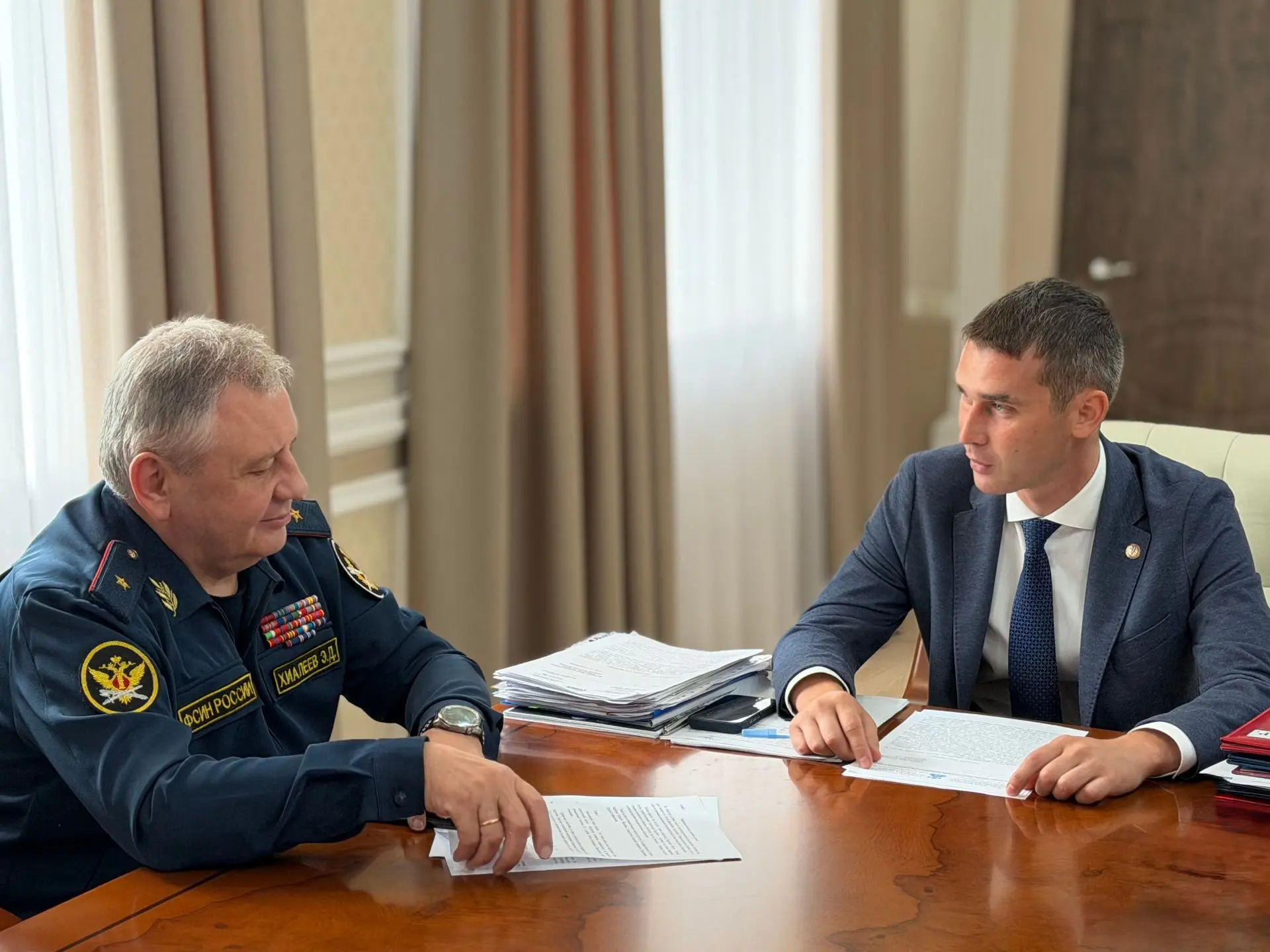 Роберт Искандаров и Эдуард Хиалеев в администрации Менделеевска
